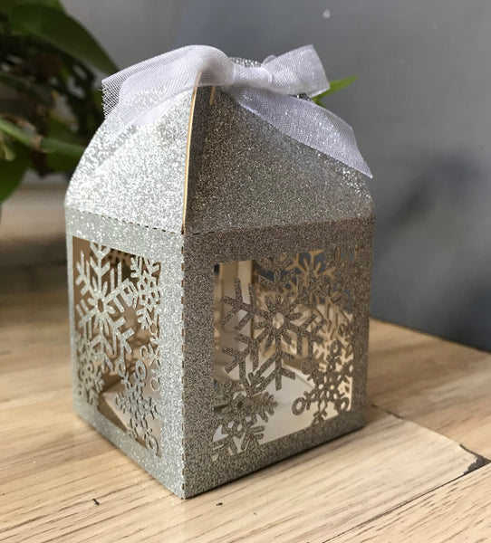 100pcs Glitter Silver Snowflake candy boxes,christmas party decorations,small gift boxes,christmas party favors,chocolate gift boxes,laser cut favor boxes,treat boxes - Kdecoration