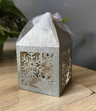 100pcs Glitter Silver Snowflake candy boxes,christmas party decorations,small gift boxes,christmas party favors,chocolate gift boxes,laser cut favor boxes,treat boxes - Kdecoration