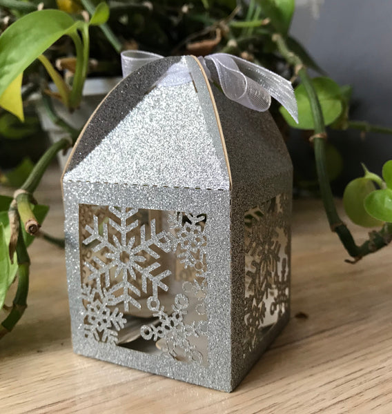100pcs Glitter Silver Snowflake candy boxes,christmas party decorations,small gift boxes,christmas party favors,chocolate gift boxes,laser cut favor boxes,treat boxes - Kdecoration